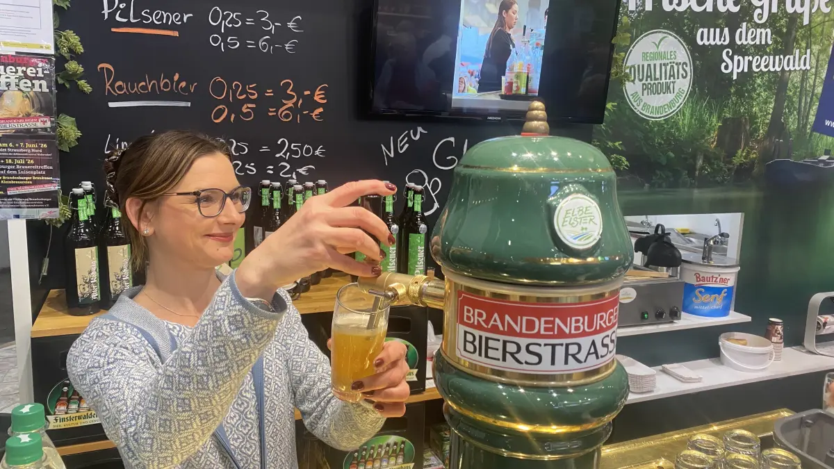Das Bier aus dem Finsterwalder Brauhaus läuft, auch in diesem Jahr auf der Grünen Woche in Berlin. Auf dem Foto: Jana Oppitz.