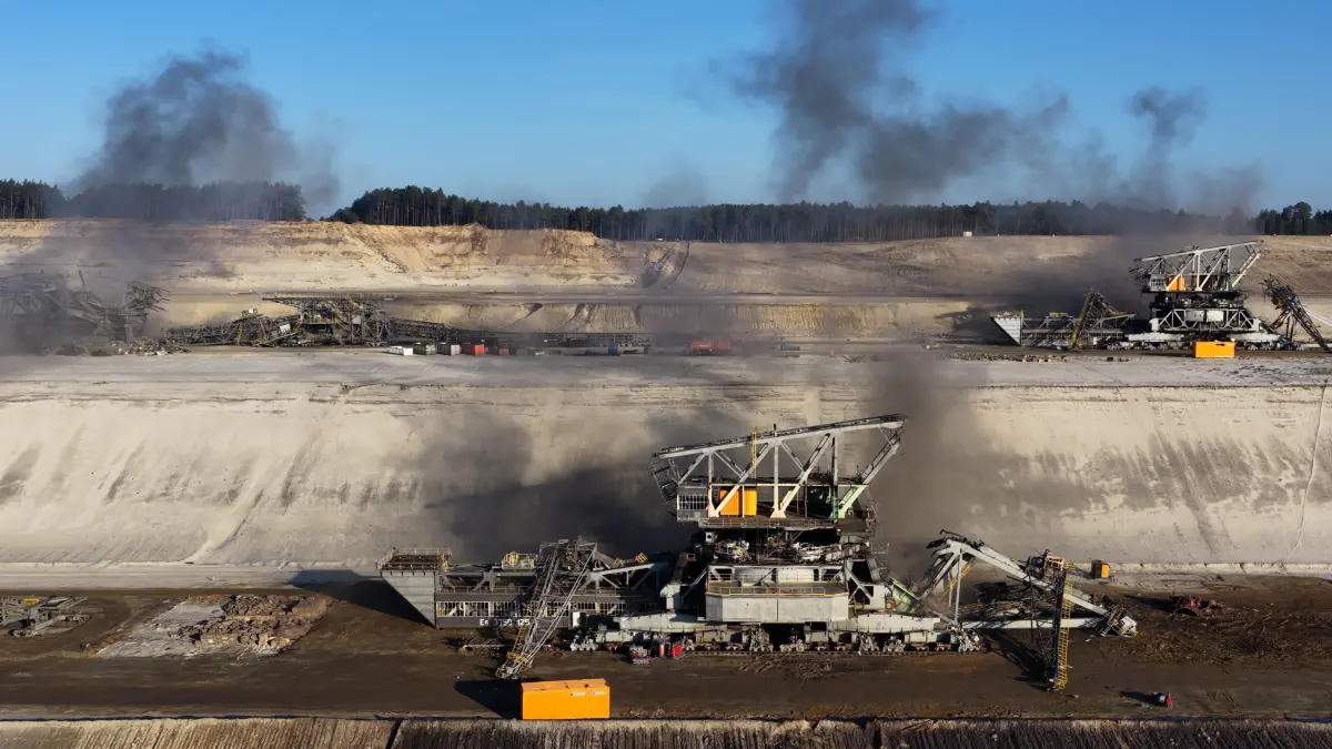 Mit der Sprengung zweier Großgeräte – der Bagger 1292 und 1294 vom Typ Es 3750 – sowie der Zubringerbrücke am 17. Dezember wurde die Beräumung der Grube im Nordteil des Tagebaus Jänschwalde fortgesetzt.