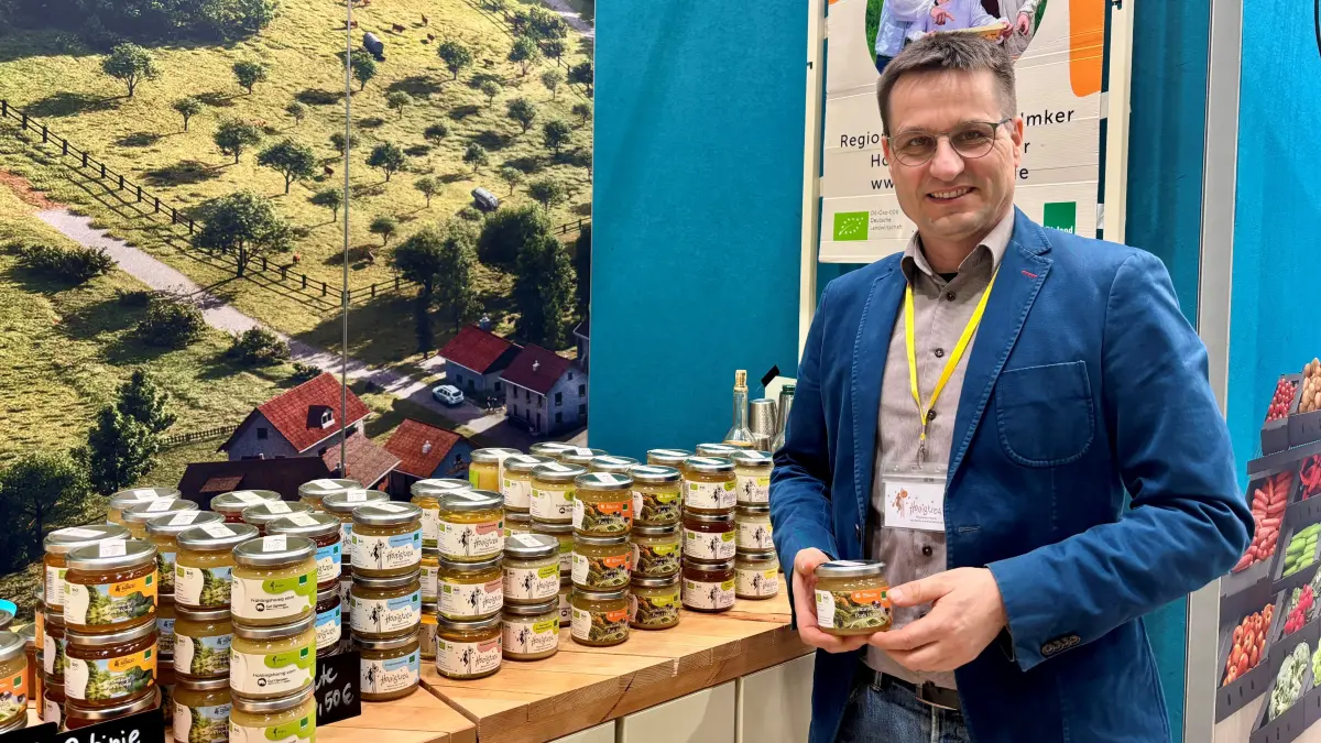 Der Imker Christian Grune stellt seine Honigvarianten am 18. Januar 2026 bei der Grünen Woche in Berlin vor. Seit zwei Jahren produziert er Honig auch im Branitzer Park in Cottbus.
