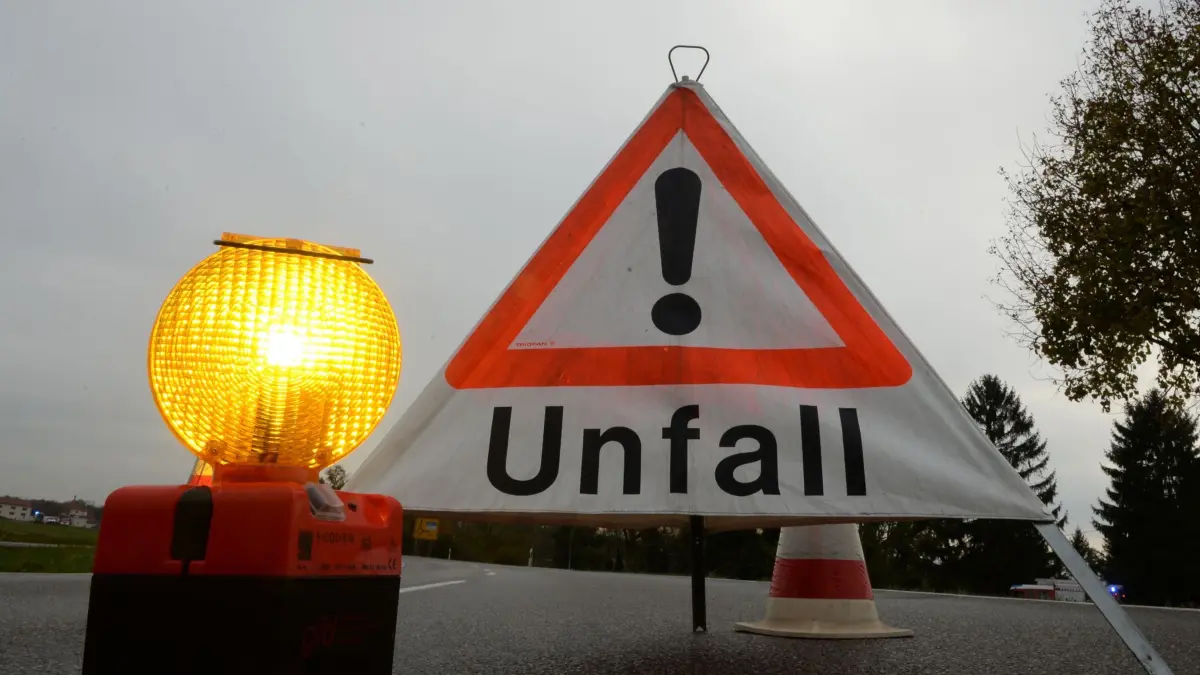 Sperrung: ARCHIV - 10.11.2014, Baden-Württemberg, Hartheim: Ein Warndreieck mit der Aufschrift «Unfall» steht auf der Straße. (zu dpa: «Autobahn 6 bei Hockenheim gesperrt») Foto: Patrick Seeger/dpa +++ dpa-Bildfunk +++