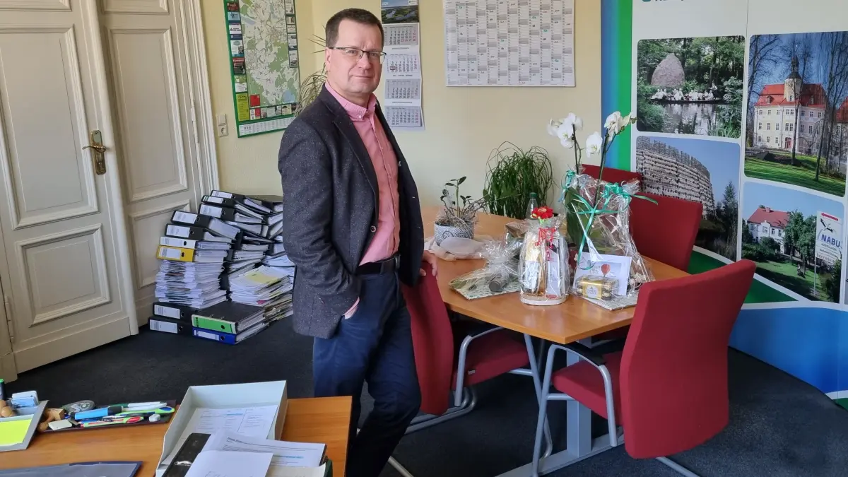 Bengt Kanzler, scheidender Bürgermeister von Vetschau, in seinem Arbeitszimmer.