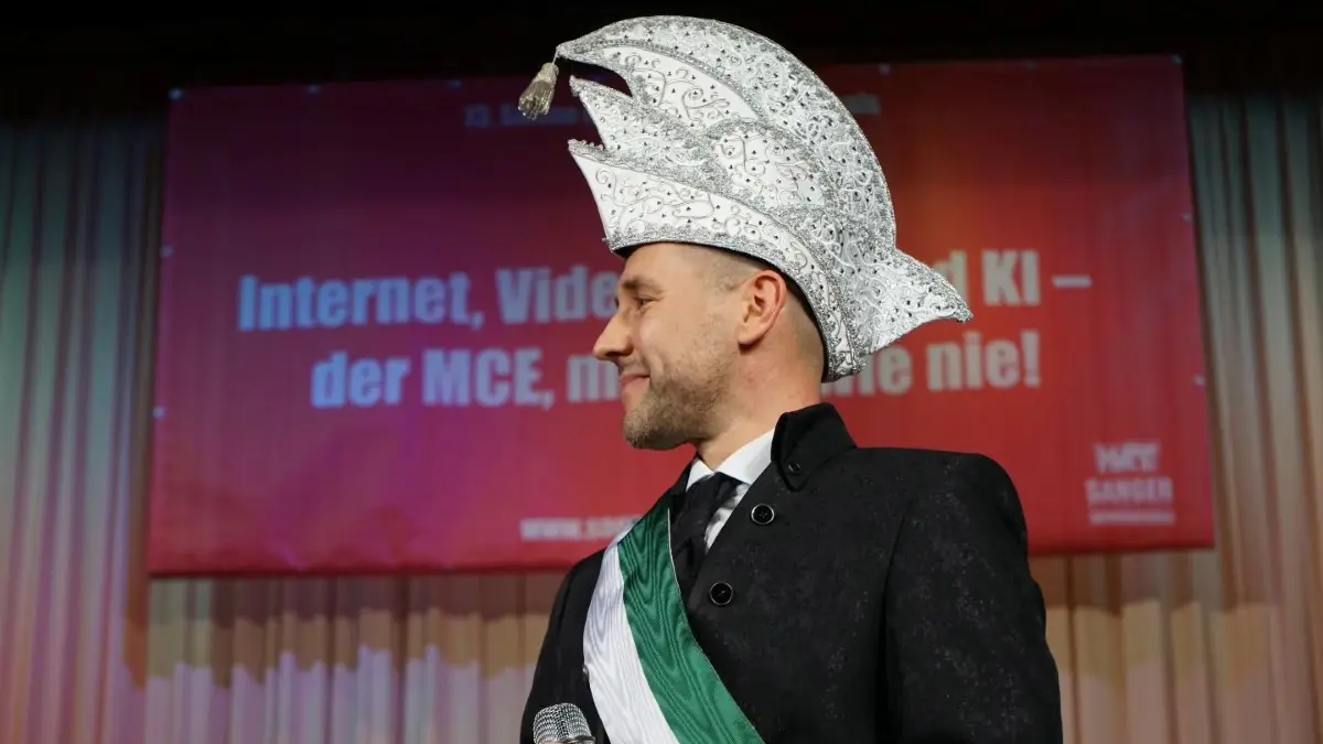 Christian Walther, der Prinz der 73. Karnevalsaison des Männerchores Einigkeit e.V. (MCE), präsentierte am 31. Januar 2026 in Finsterwalde seine Prinzessin