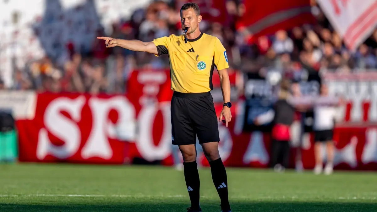 Sportfreunde Lotte - SC Freiburg: ARCHIV - 16.08.2025, Nordrhein-Westfalen, Lotte: Fußball: DFB-Pokal, Sportfreunde Lotte - SC Freiburg, 1. Runde, Stadion am Lotter Kreuz: Schiedsrichter Florian Lechner reagiert. (zu dpa: «Schiedsrichter ist nun Bürgermeister der Ostsee-Insel Poel») Foto: David Inderlied/dpa - WICHTIGER HINWEIS: Gemäß den Vorgaben der DFL Deutsche Fußball Liga bzw. des DFB Deutscher Fußball-Bund ist es untersagt, in dem Stadion und/oder vom Spiel angefertigte Fotoaufnahmen in Form von Sequenzbildern und/oder videoähnlichen Fotostrecken zu verwerten bzw. verwerten zu lassen. +++ dpa-Bildfunk +++