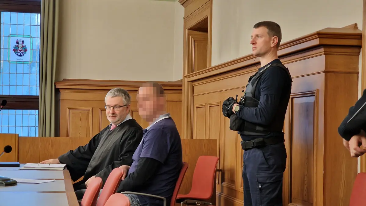 Das Landgericht Görlitz hat den 49-Jährigen (Mitte) verurteilt. Er stand wegen versuchten Totschlags in Bad Muskau vor Gericht. Das Urteil ist noch nicht rechtskräftig.
