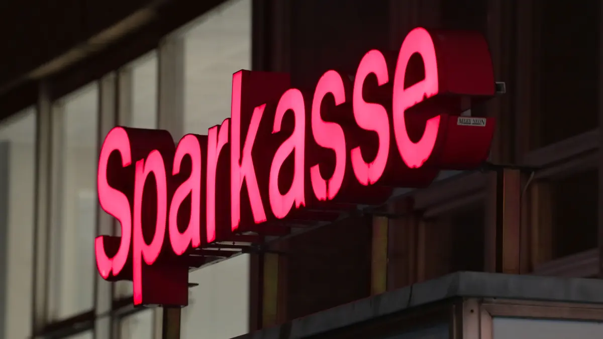 Der rote Schriftzug "Sparkasse" über dem Eingang zur Filiale der Mittelbrandenburgischen Sparkassen neben dem Staudenhof. (zu dpa «Ost-Sparkassen schließen weitere Filialen») +++ dpa-Bildfunk +++