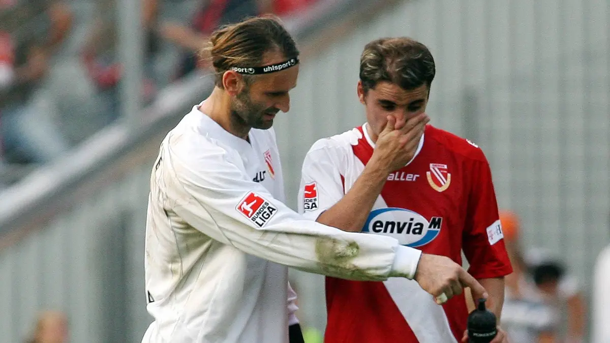 Bildnummer: 03082606 Datum: 19.08.2007 Copyright: imago/Contrast
Torwart Tomislav Piplica und Ervin Skela (beide Cottbus) enttäuscht; Erwin, Vdig, hoch Saison 2007/2008, FC Energie Cottbus Cottbus Enttäuschung, Fußball 1. BL Herren Mannschaft Deutschland Gruppenbild pessimistisch Aktion Personen