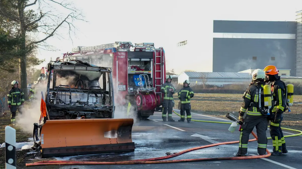 Multicar brennt auf der B96 zwischen Schwarzkollm und Nardt vollständig aus