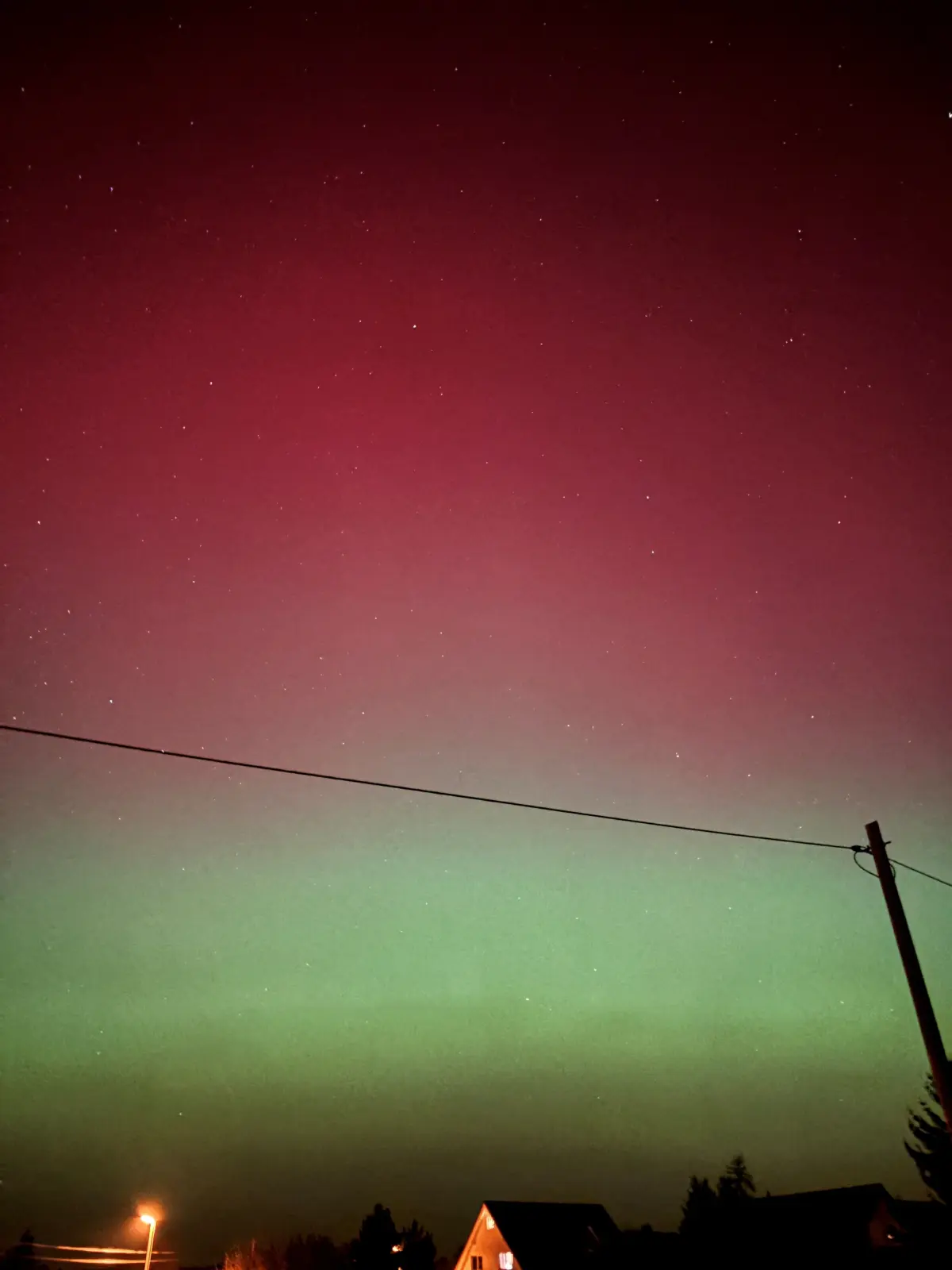 Der Himmel über Cottbus-Sielow ist grün-pink gefärbt. Polarlichter sind in der Nacht fast überall in Deutschland zu sehen. Der besonders starke Sonnensturm bringt das Spektakel auch nach Deutschland.