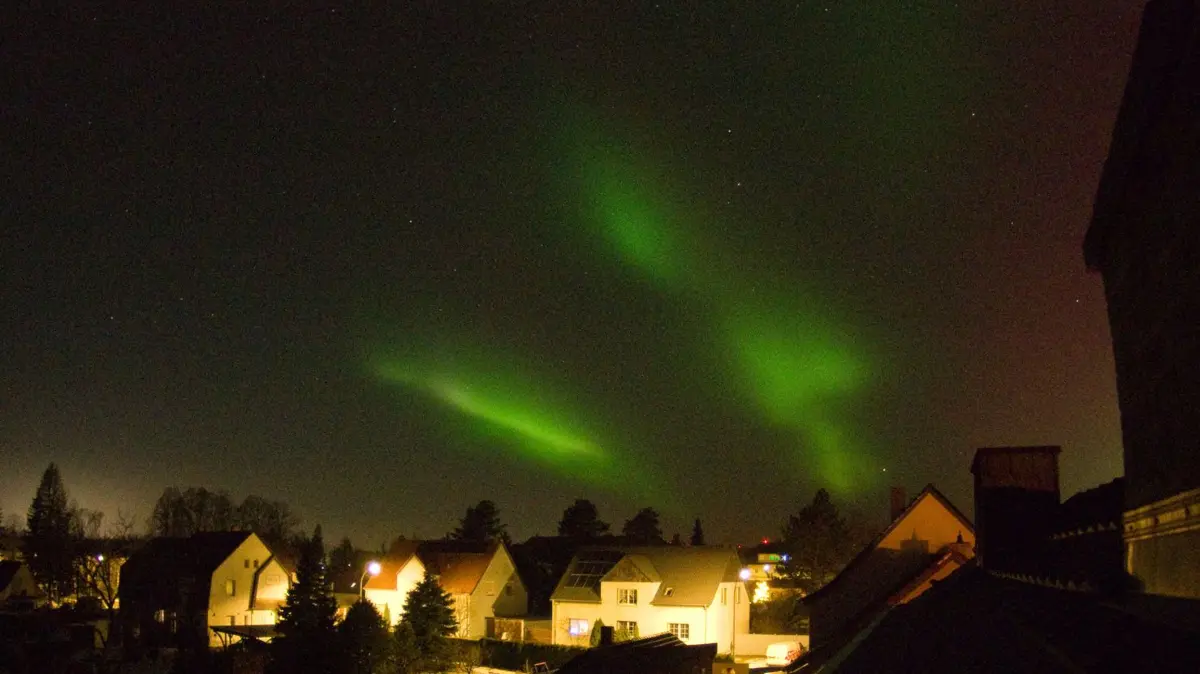 Grün flackern die Polarlichter über den Dächern von Hörlitz auf. Solch ein farbintensives Phänomen ist in der Region außergewöhnlich.