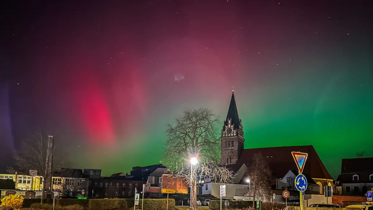 Die Polarlichter über der St.-Nikolai-Kirche in Bad Liebenwerda, fotografiert aus Richtung des Kreisverkehrs am Grundschulzentrum.