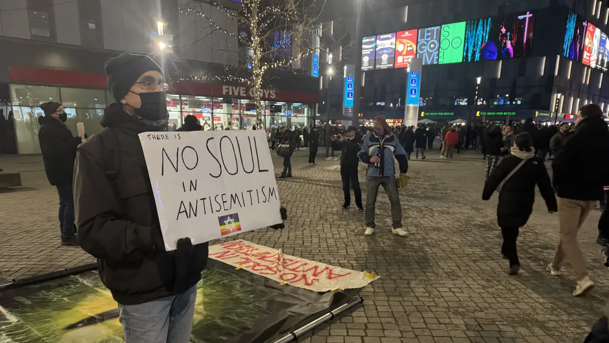 Vor der Uber Abena gab es Protest gegen den Auftritt von Xavier Naidoo.