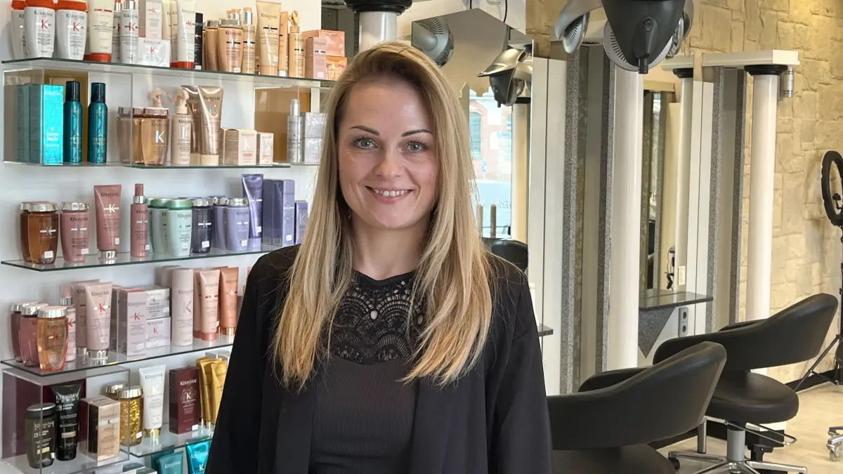 Christin Handrejk bietet in ihrem Friseursalon in Cottbus-Sandow eine spezielle Schneidetechnik an. Warum diese so gut bei aktuellen Trendfrisuren eingesetzt werden kann.