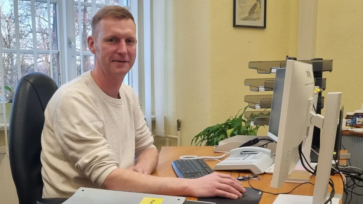 Chris Mielchen hatte am Dienstag, (20. Januar 2026) seinen ersten Arbeitstag im Rathaus von Vetschau.