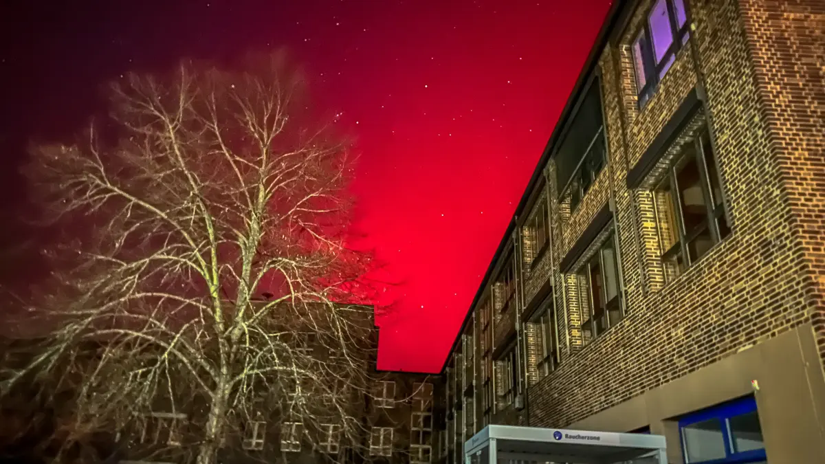 Polarlichter, ehrwürdige alte Industriegebäude, wie hier die der Reiss Büromöbel GmbH in Bad Liebenwerda, werden in ein futuristisches Ambiente getaucht.