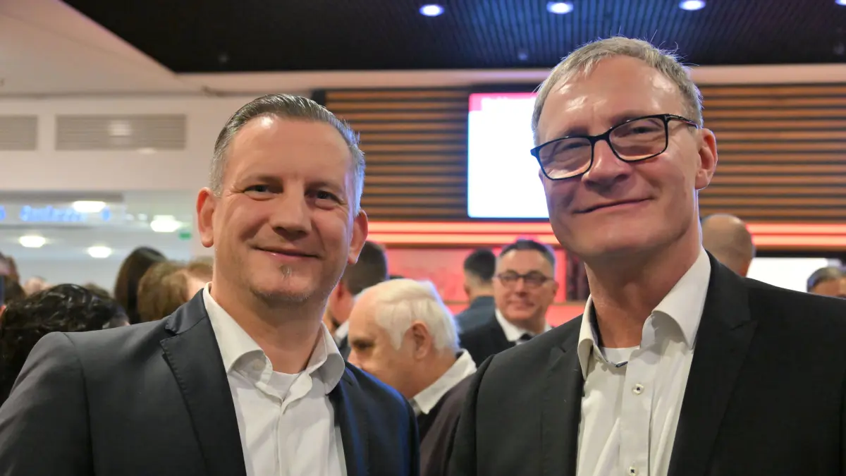 Unter den Gästen: Andreas Wieden (l) und Frank Kuban beim Neujahrsempfang der Stadt Cottbus 2026 in der Stadthalle.