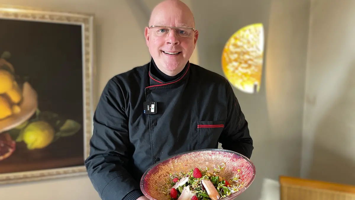 Alexander Tetsch, Chef des Restaurants Schmeckerlein in Proschim, präsentiert einen Blattsalat mit Räucherforelle, Himbeeren und Knoblauch-Dressing am 20.01.2026.