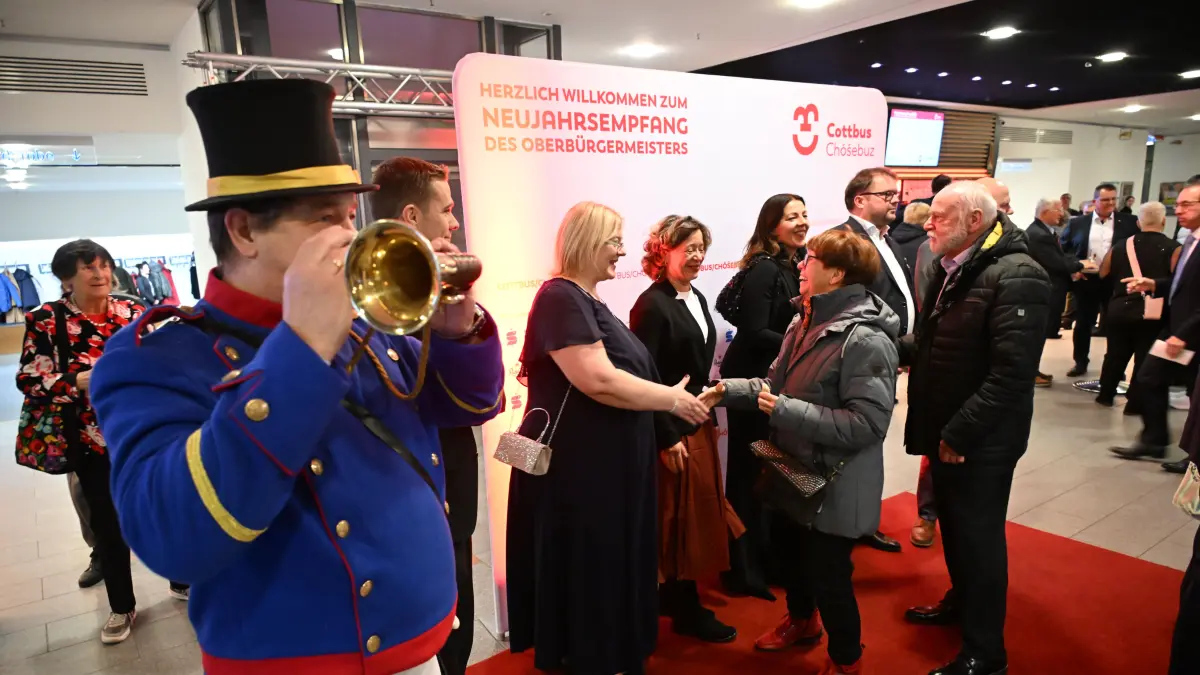 Oberbürgermeister Tobias Schick sowie die Rathausspitze begrüßen die Gäste zum Neujahrsempfang der Stadt Cottbus in der Stadthalle. Die Stimmung ist gut. Das Foyer ist vor Beginn der Veranstaltung schon gut gefüllt.