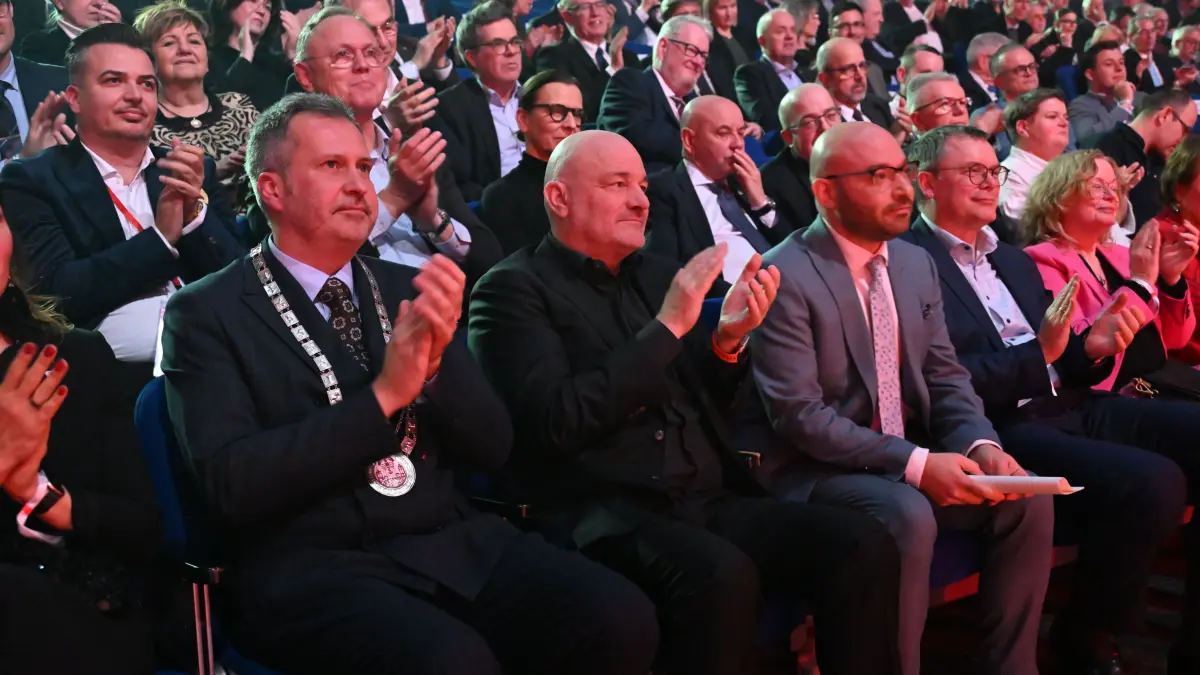 Oberbürgermeister Tobias Schick (SPD), Minister Robert Crumbach (parteilos), Innenminister René Wilke (SPD) v.l.n.r. beim Neujahrsempfang der Stadt Cottbus 2026 in der Stadthalle.
