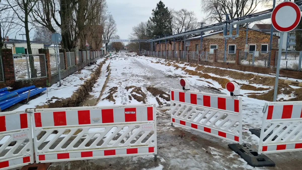 Gagarinstraße in Vetschau. Die Straßenbauarbeiten haben mitllerweile das ehemalige Transtec-Betriebsgelände erreicht.