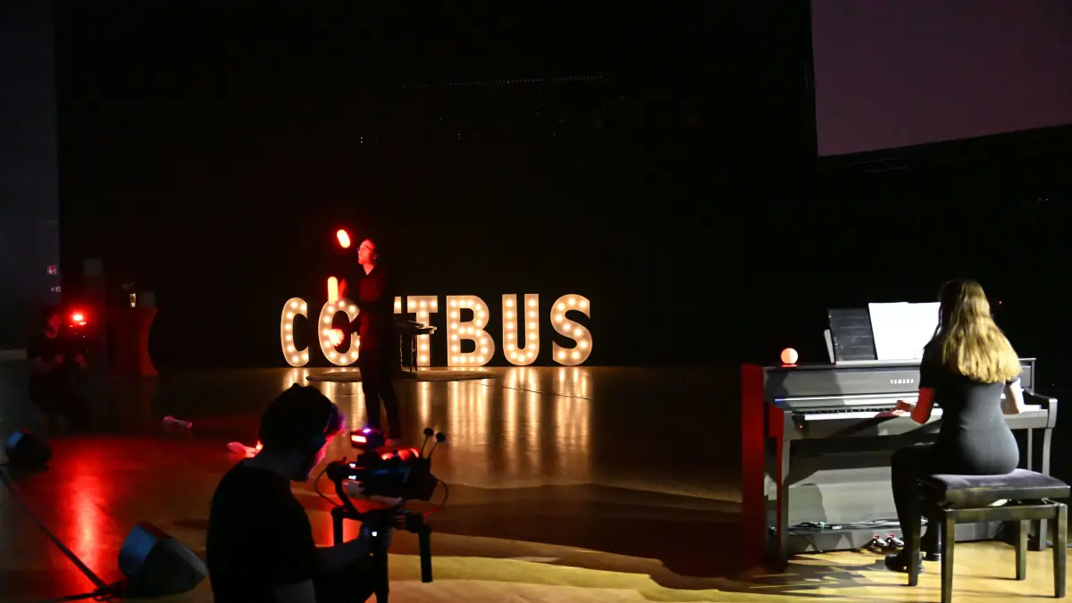 Jonglage mit Dr. Aleyander Leymann zur Musik am E-Piano von Algeja Sprengel beim Neujahrsempfang der Stadt Cottbus 2026 in der Stadthalle.