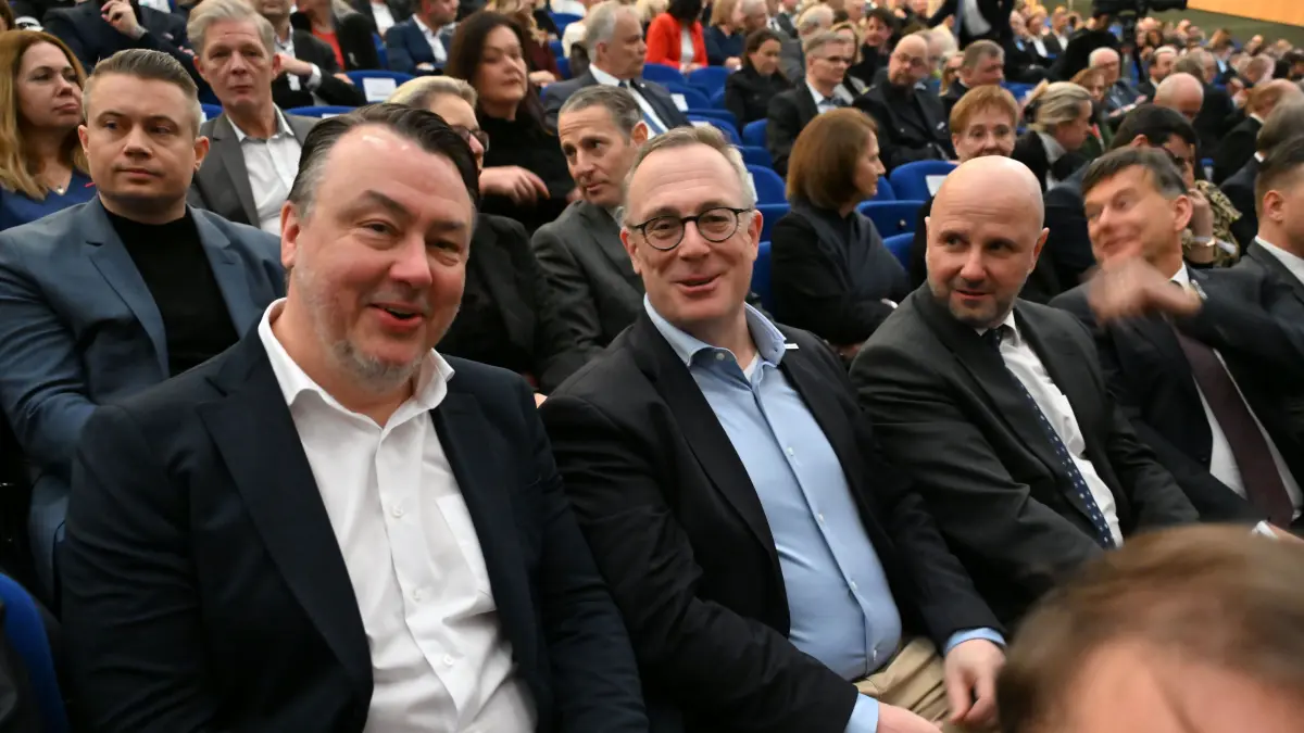 Auch Vlatko Knesevic (Stadtwerke) und Adi Roesch (Leag) waren unter den Gästen beim Neujahrsempfang der Stadt Cottbus 2026 in der Stadthalle.