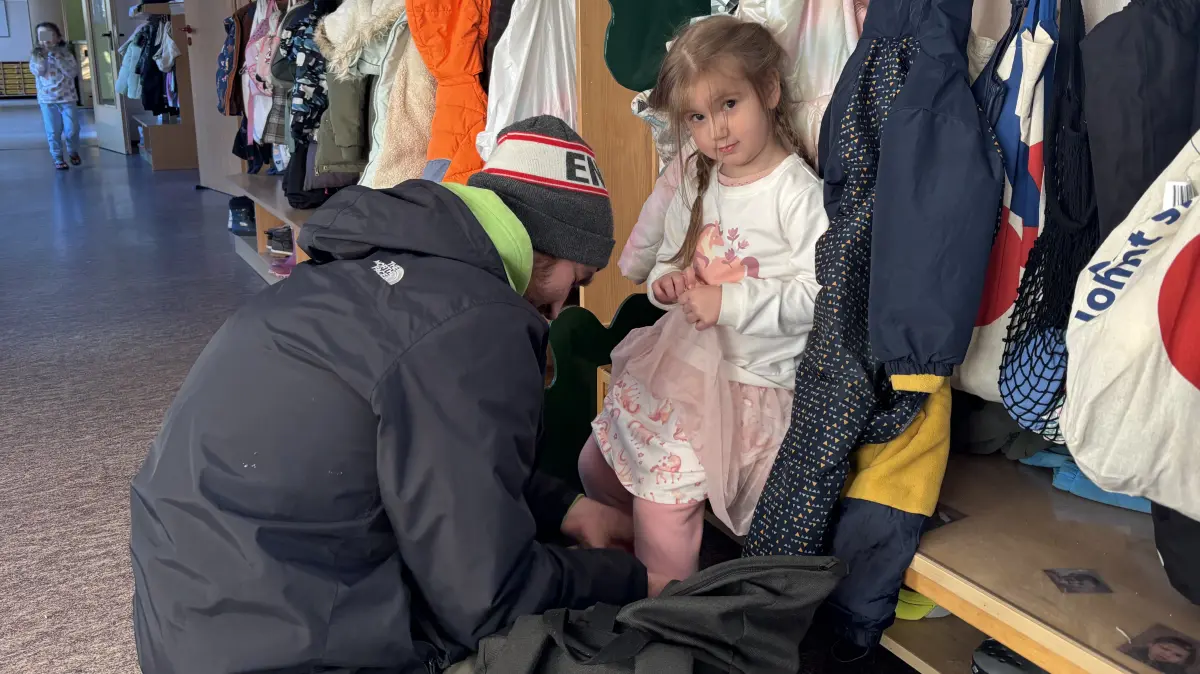 Freya wird von ihrem Vater nachmittags aus der Kita abgeholt. Müssen Felix Schneider und seine Tochter damit rechnen, dass die Integrationskita „Flax & Krümel“ in Spremberg ihre Öffnungszeiten verkürzt?