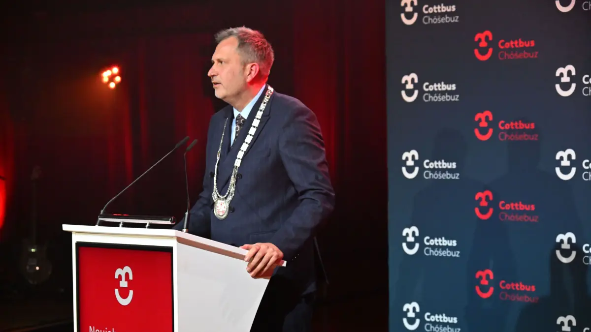 Oberbürgermeister Tobias Schick (SPD) hält seine Neujahrsansprache beim Neujahrsempfang der Stadt Cottbus 2026 in der Stadthalle.