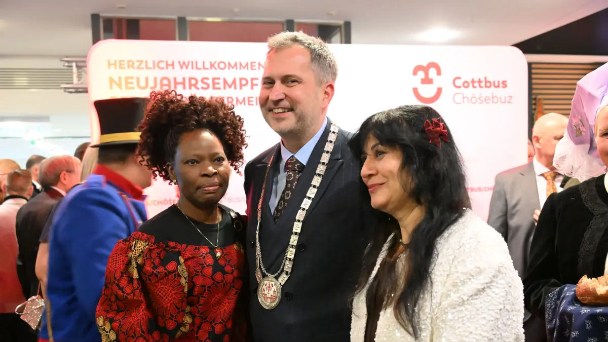Beim Neujahrsempfang der Stadt Cottbus 2026 in der Stadthalle begrüßt OB Tobias Schick seine Gäste. Die im Strukturwandel wachsende Stadt sei auf Zuzug angewiesen, wie er betont.