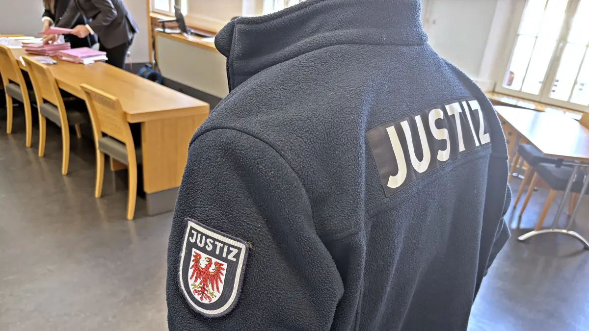 Amtsgericht Bad Liebenwerda: Beim Prozess gegen einen Angeklagten aus Finsterwalde, unter anderem wegen Raub und Körperverletzung, sind zusätzliche Justizbeamte anwesend (Symbolfoto).