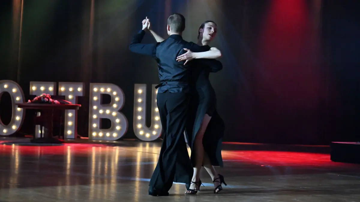 Tanzpaar der Tanzschule Daniel Kara und Riana Wallstein zur Musik des Korr-Streichertrios vom Konservatorium Cottbus beim Neujahrsempfang der Stadt Cottbus 2026 in der Stadthalle.