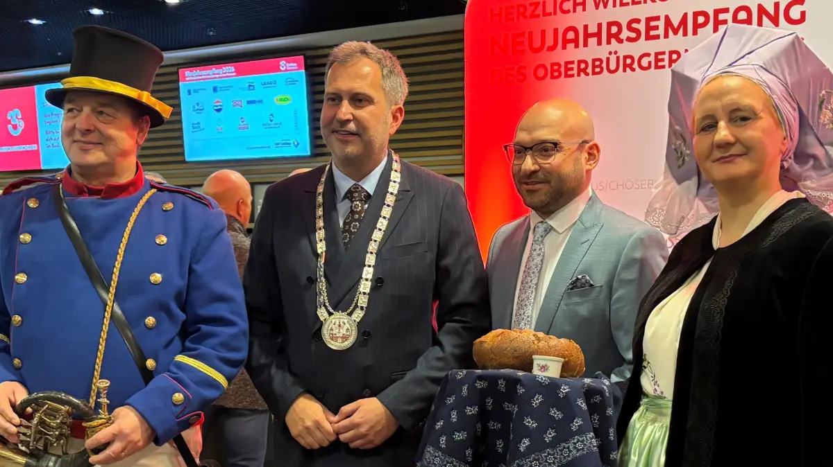 Der Cottbuser OB Tobias Schick (2.v.r.) begrüßt auf dem Neujahrsempfang in der Stadthalle Cottbus seine Gäste mit Brot und Salz. Brandenburgs Innenminister René Wilke (3.v.r.) ist mit dabei. Er war erst vor wenigen Tagen zum Arbeitsbesuch in Cottbus.