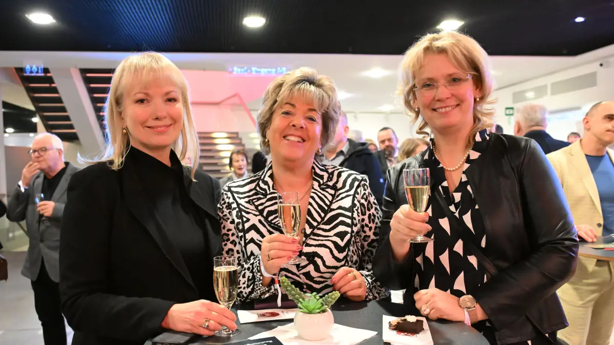 Gut gelaunt: Ines Hahm (Stadtwerke), Michaela Klauke (Radsport Club Cottbus, RSC), Kerstin Rehbein (Hypovereinsbank) stoßen mit einem Glas Sekt beim Neujahrsempfang der Stadt Cottbus 2026 in der Stadthalle an.