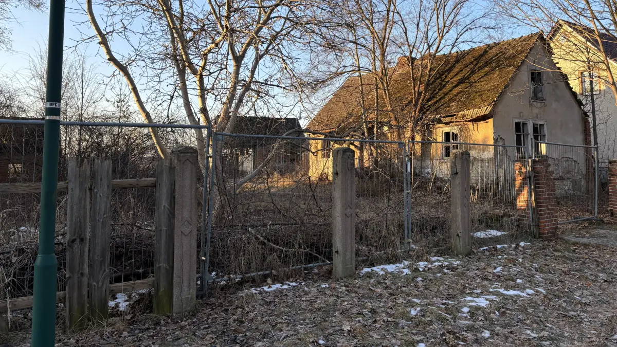 Diese ehemalige Hofstelle mit Nebengebäuden mitten in Schlepzig wird versteigert. Zur Immobilie gehören große Landwirtschaftsflächen.