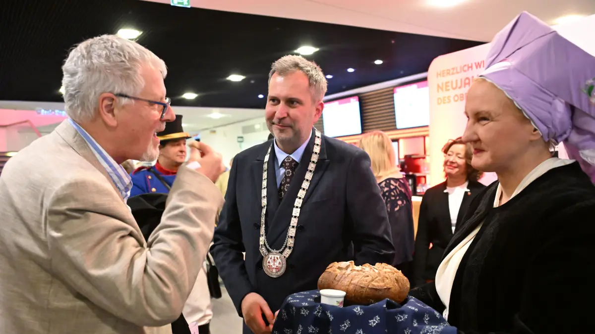 Oberbürgermeister Tobias Schick sowie die Rathausspitze begrüßen mit dem Cottbuser Postkutscher und Anna Kossatz-Kosel in wendischer Tracht die Gäste beim Neujahrsempfang der Stadt Cottbus 2026 in der Stadthalle.