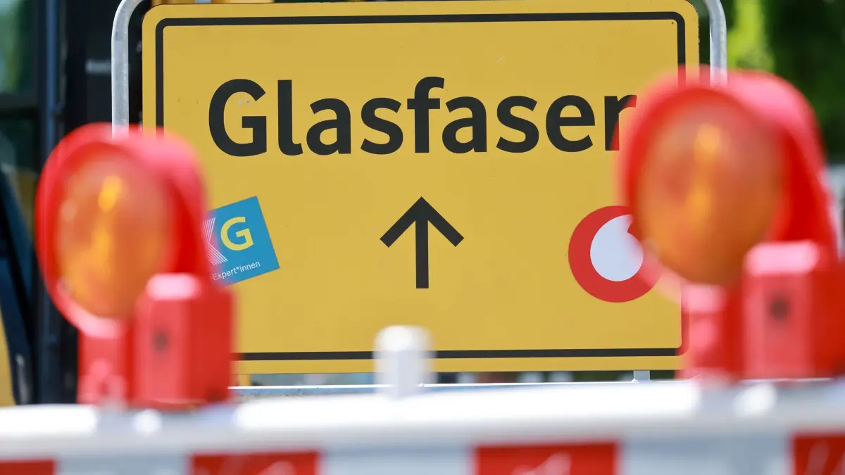 Glasfaserausbau in Erfurt: ARCHIV - 19.06.2025, Thüringen, Erfurt: Ein Schild mit der Aufschrift "Glasfaser" steht beim Baustart für den Glasfaserausbau durch Vodafone an einer Baustelle. In den kommenden Jahren sollen Anschlüsse für rund 67.000 Haushalte entstehen. (zu dpa: «EU-Kommission will DSL-Aus und Internetmarkt reformieren») Foto: Michael Reichel/dpa +++ dpa-Bildfunk +++