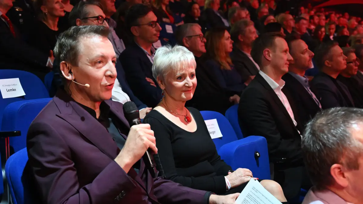 Moderator Marco Seiffert im Gespräch mit Fallschirmspringerin Carola Wiesner beim Neujahrsempfang der Stadt Cottbus 2026 in der Stadthalle.