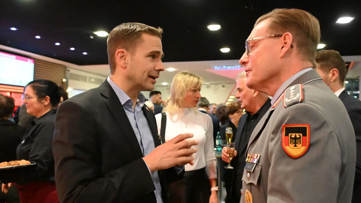 Der Cottbuser Finanzdezernent Markus Niggemann (l.) und Oberst Martin Ruske im Gespräch beim Neujahrsempfang der Stadt Cottbus 2026 in der Stadthalle.