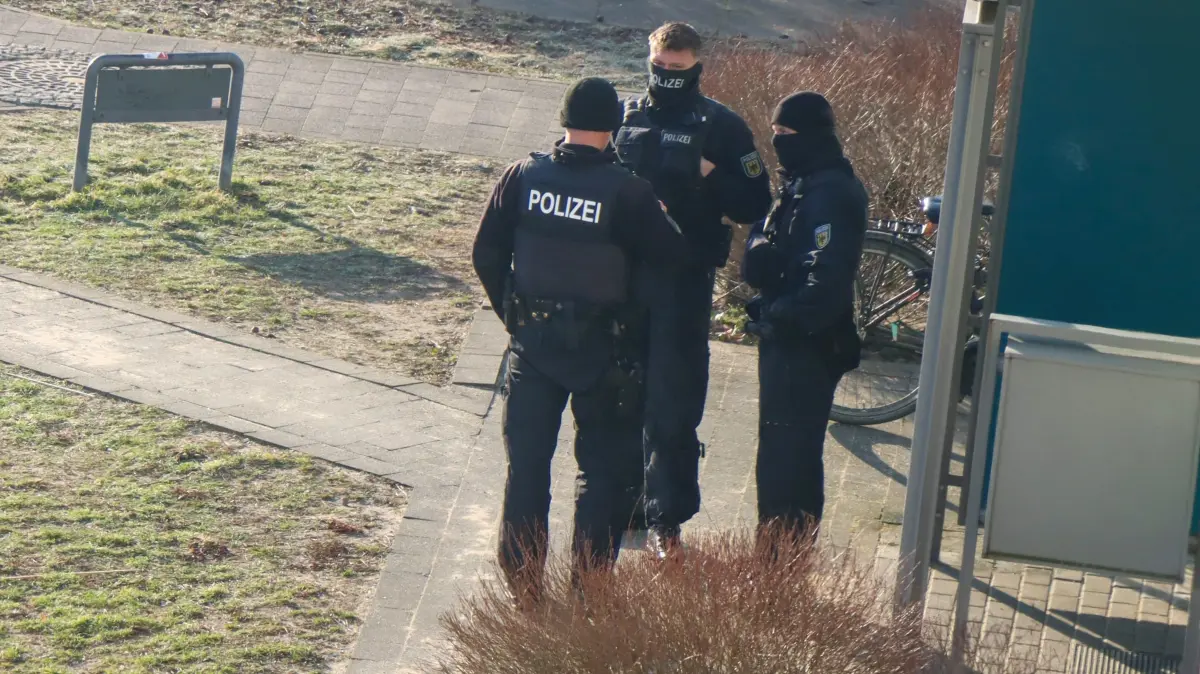 Im Auftrag der Staatsanwaltschaft Neubrandenburg führte die Bundespolizeiinspektion Kriminalitätsbekämpfung Rostock am heutigen Tag Durchsuchungsmaßnahmen in einer Wohnung eines Mehrfamilienhauses in Cottbus durch.Hintergrund der Maßnahmen ist ein Ermittlungsverfahren gegen eine dreiköpfige afghanische Tätergruppierung. Diese steht im Verdacht, gewerbsmäßig Ausländer von Polen aus nach Deutschland eingeschleust zu haben.In der durchsuchten Wohnung wurde ein Beschuldigter angetroffen. Dieser wurde im Anschluss an die Durchsuchungsmaßnahmen vernommen. Eine Festnahme erfolgte nicht.Ein weiterer Beschuldigter befindet sich bereits seit dem Sommer des vergangenen Jahres in Untersuchungshaft.Ziel der heutigen Durchsuchung war das Auffinden von Beweismitteln. Dabei wurden umfangreiche Beweismittel sichergestellt, darunter mehrere mobile Endgeräte. Die Auswertung der sichergestellten Gegenstände dauert an.