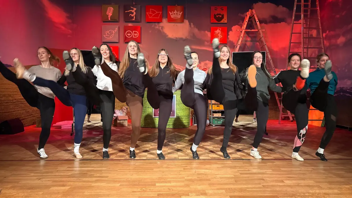 Die Beine der Damen wirbeln durch die Luft: Das Showballett des Sängerkarnevals ist startklar. Was das Programm sonst noch zu bieten hat.