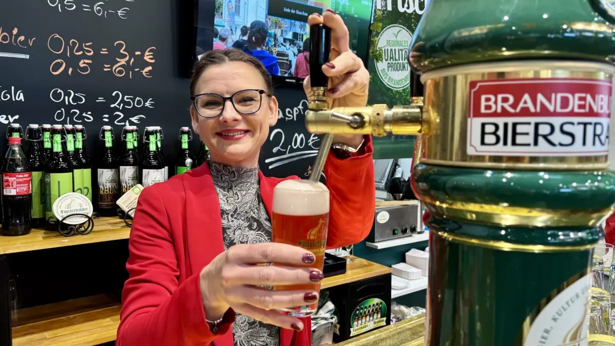 Jana Oppitz von der Brauerei in Finsterwalde bietet auf der Grünen Woche ein besonderes Potsdamer aus Finsterwalder Pilsner und Bad Liebenwerder Himbeer- Brause an.