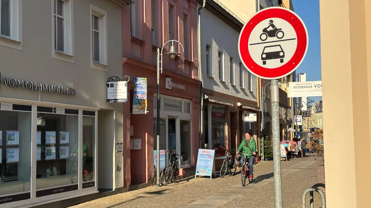 Das Schild zeigt es eindeutig. Die Einfahrt vom Markt in die enge Bahnhofstraße ist für den motorisierten Verkehr untersagt. Das nimmt nicht jeder für voll.