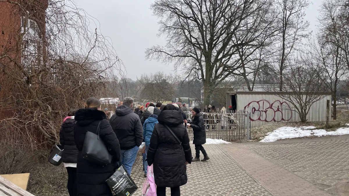 In Wildau bei Königs Wusterhausen warten die Menschen für kostenlose Kartoffeln. Die Hälfte der Schlange bis zum Tor wird wieder weg geschickt.