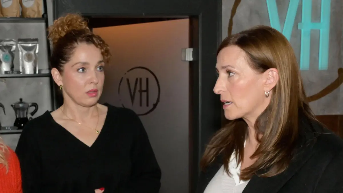 Nina (Maria Wedig) wird von Katrin (Ulrike Frank) überführt.