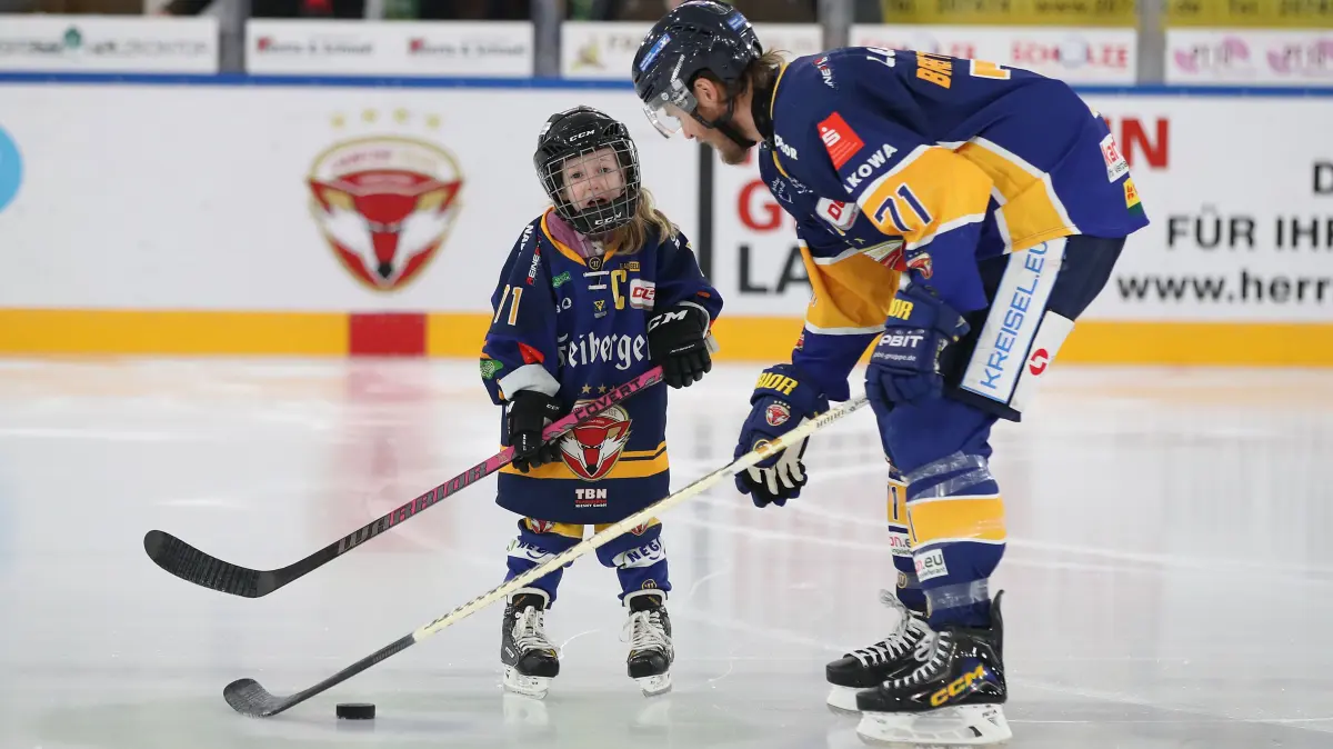 Lausitzer Fuechse vs. Eisbaeren Regensburg: 23.01.2026, Weisswasser, Lausitzer Fuechse vs. Eisbaeren Regensburg
Clarke Breitkreuz (71, Lausitzer Fuechse) mit Livia Breitkreuz beim Bully