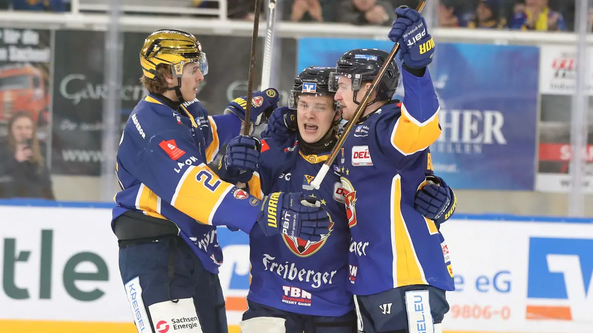 Lausitzer Fuechse vs. Eisbaeren Regensburg: 23.01.2026, Weisswasser, Lausitzer Fuechse vs. Eisbaeren Regensburg
Jubel bei Lennard Nieleck (25, Lausitzer Fuechse), Charlie Jahnke (11, Lausitzer Fuechse), Marcus Freis (95, Lausitzer Fuechse)