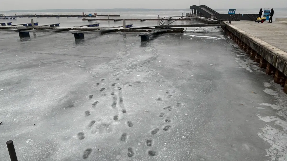 Die Spuren auf dem Eis im Stadthafen beweisen es: Hier ist bereits jemand über den Senftenberger See spaziert. Davon raten die offiziellen Stellen dringend ab.