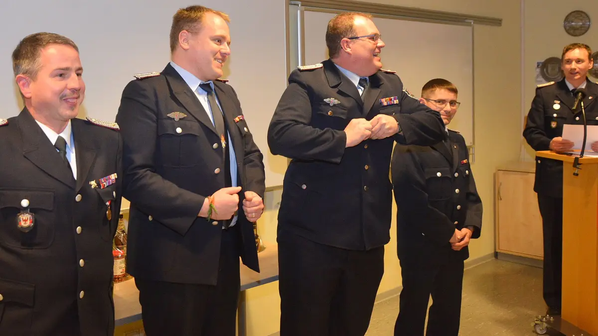 Geht das Sakko noch zu? Was zur Jahreshauptversammlung der Freiwilligen Feuerwehr Spremberg für Gelächter sorgt, entfacht eine Debatte um den Feuerwehr- und Dienstsport.