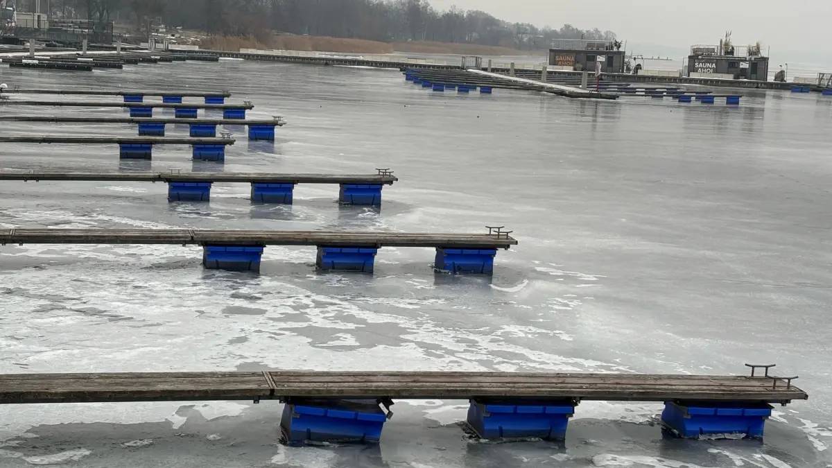 Die Fingerstege im Senftenberger Stadthafen sind gegen das Eis entsprechend gesichert. An der Bootstankstelle wird mittels Pumpen das Wasser jedoch freigehalten.