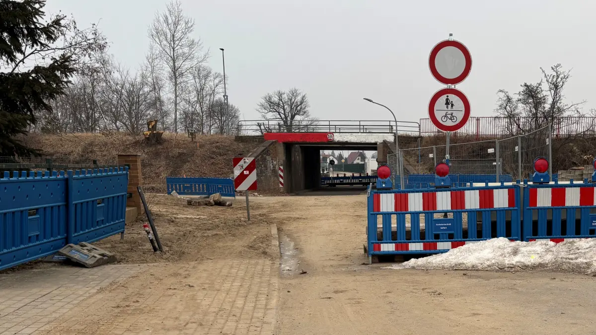 Die Eisenbahnbrücke in der Euloer Straße in Forst (Lausitz) ist mehr als 120 Jahre alt. Sie wird abgerissen und durch einen modernen Neubau ersetzt.