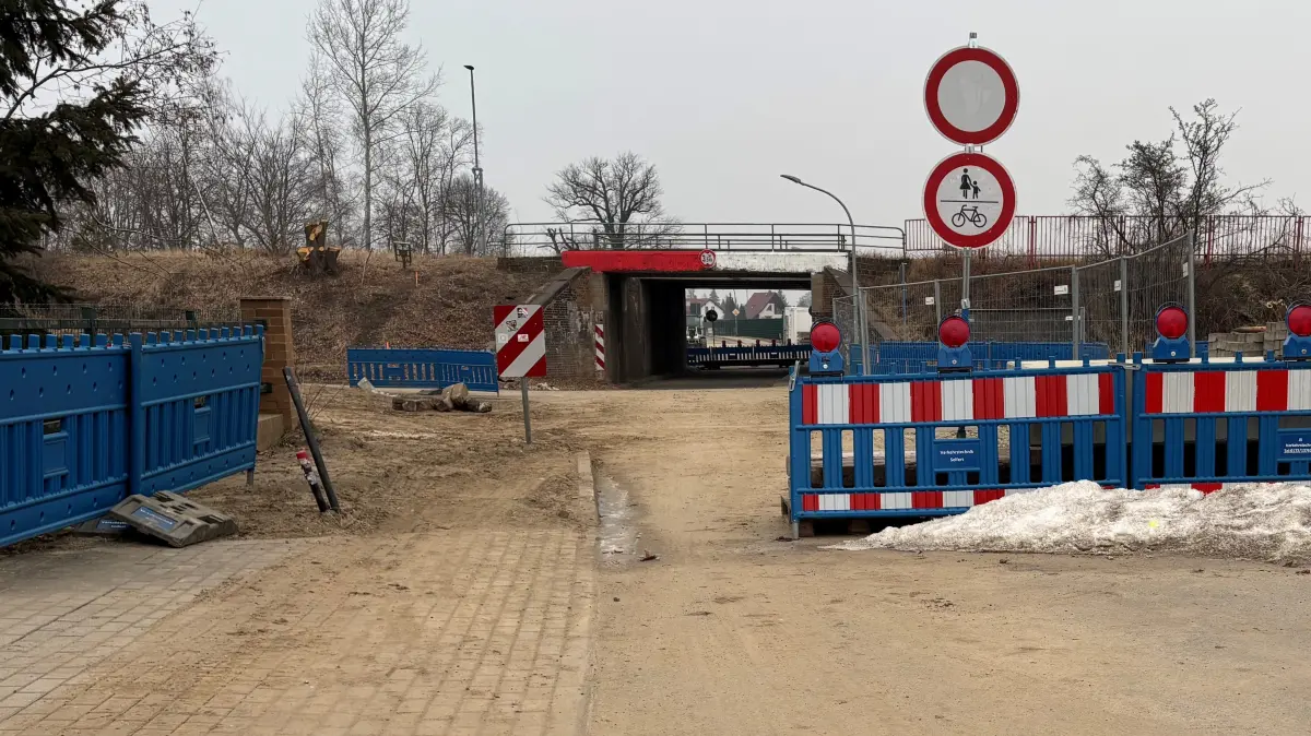 Die Eisenbahnbrücke in der Euloer Straße in Forst (Lausitz) ist mehr als 120 Jahre alt. Sie wird abgerissen und durch einen modernen Neubau ersetzt.